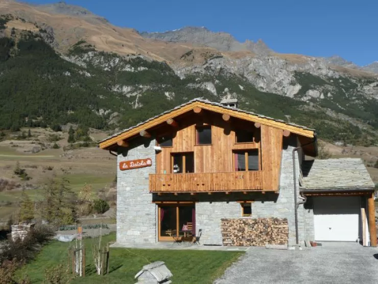Façade du chalet La Datcha à Val-Cenis en été, avec son enseigne