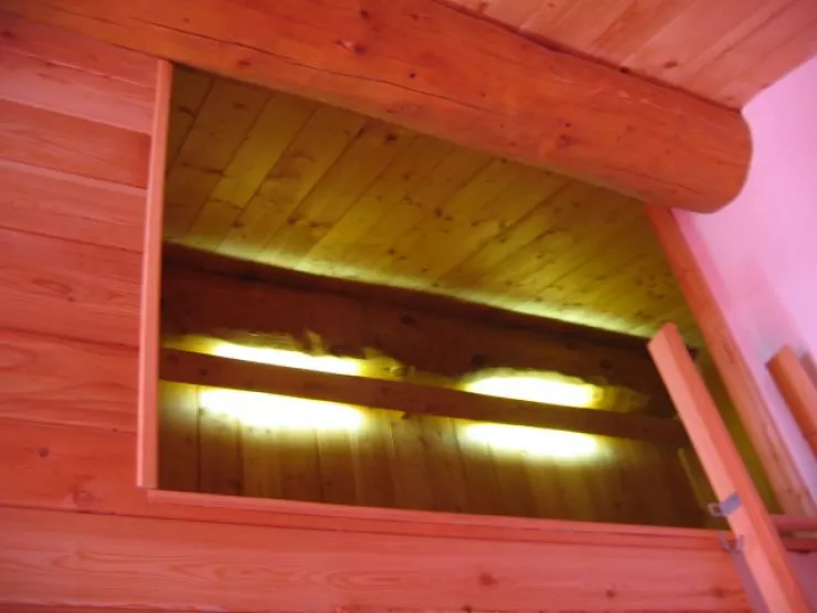 Espace mezzanine sous les boiseries du chalet La Datcha