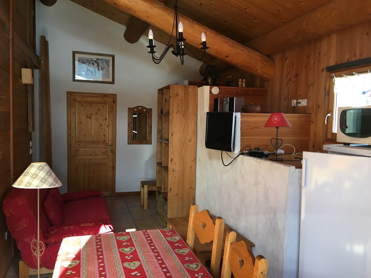 Séjour lumineux du chalet La Datcha avec canapé-lit et coin repas