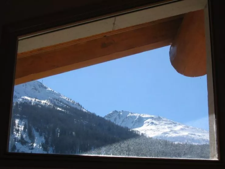 Vue sur les montagnes enneigées de la Vanoise depuis le chalet